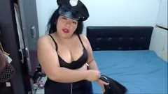 Afspelen Curvy Latina Cop straft en melkt uw pik