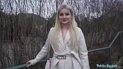 Redare Agentul public devine obraznic cu blonda californiană în ciorapi: supt, doggystyle și cumshot