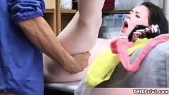 تشغيل امرأة سمراء في سن المراهقة Shoplifter التي اشتعلت على CCTV ومارس الجنس تقريبا