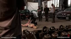 Abspielen Blonder Deep Throat dominiert beim öffentlichen BDSM-Gruppensex