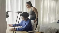 تشغيل زوجة الأب مفلس شينا رايدر تكافئ العمل الشاق الذي يقوم به ابن زوجها بقضيب كبير